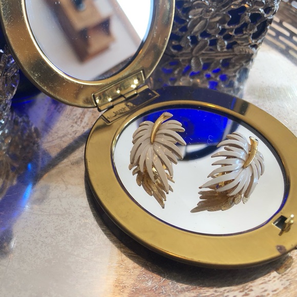 VINTAGE White Feather Clip-on Earrings 🪶 - Picture 2 of 6